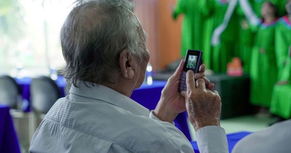 Xúc động cụ ông 91 tuổi dùng "cục gạch" chụp ảnh cháu gái trong lễ tốt nghiệp