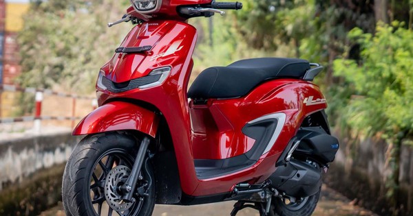 Vừa về đại lý bản đời mới của xe ga Honda đẹp như Vespa: 1 lít xăng đi 45km, có phanh "chống" đường trơn