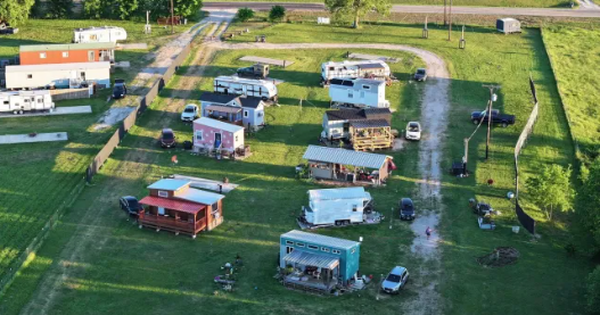 12 phụ nữ lập xóm "không đàn ông, không rắc rối"