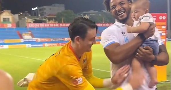 Đặng Văn Lâm có hành động bất ngờ với Nguyễn Xuân Son, 20 năm nữa bóng đá Việt Nam có một ngôi sao mới?