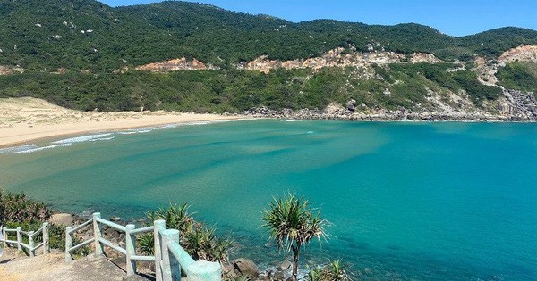 Bãi biển hoang sơ nhiều người chưa biết, gần nơi "đón bình minh đầu tiên ở Việt Nam": Có biển cấm tắm