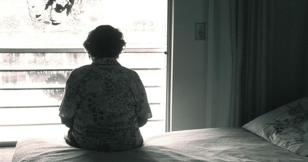 Mẹ làm 3 công việc nuôi con du học 8 năm, con gái về nước thẳng tiến nhà bạn trai, mẩu giấy trong vali xé toạc nỗi đau tình thân