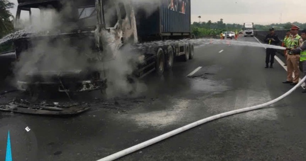 Ô tô đầu kéo cháy ngùn ngụt trên đường cao tốc Trung Lương - Mỹ Thuận - Cần Thơ