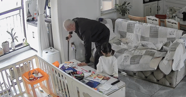 Camera giám sát ghi lại hành động của bé gái 2 tuổi: "Nuôi được con thế này đúng là có phước 3 đời"