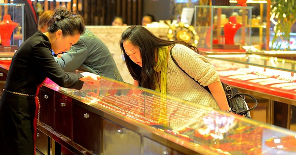 Tiệm vàng có tiếng liên tục giảm giá sập sàn, bán vàng rẻ hơn thị trường đến 1,1 tỷ đồng/kg: Công an lập tức vào cuộc điều tra