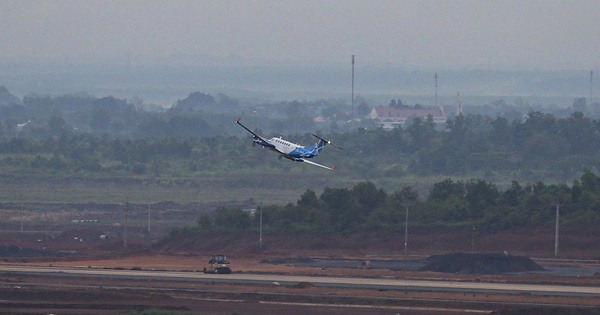 CLIP: Chuyến bay hiệu chuẩn đầu tiên trên đường băng sân bay Long Thành