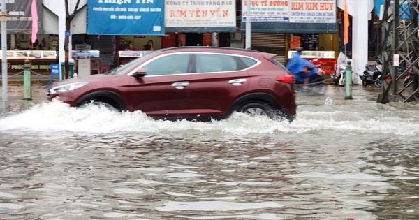 Quảng Trị: Mưa trắng trời, đường phố "biến thành sông" do ảnh hưởng bão số 10