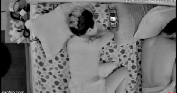 Đang xem điện thoại trong phòng tối, người phụ nữ nghe tiếng động lạ: Cảnh tượng kinh hãi