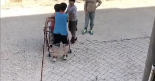 Bố mẹ những đứa trẻ này là ai? Thật muốn tặng hoa họ và nói rằng: "Anh chị dạy con tốt quá!"