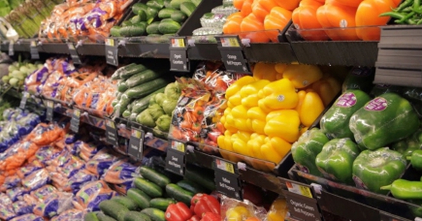 Rau xanh rẻ bất ngờ, siêu thị hàng hóa dồi dào chống bão Bualoi