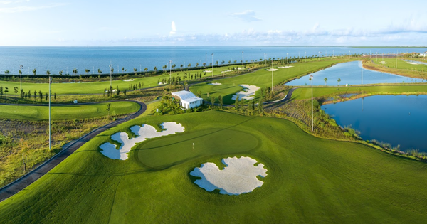 Sân golf đầu tiên của Việt Nam nằm hoàn toàn trên biển vừa nhận giải thưởng danh giá: Rộng 133 ha với 27 hố, được ví là kiệt tác đầy thách thức