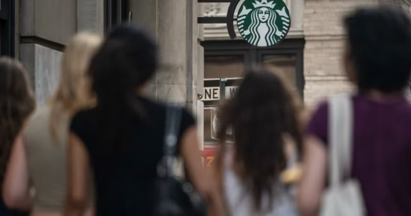 Từng có thời kỳ 2 cửa hàng nằm đối diện nhau trên một con phố, Starbucks nay phải đóng hàng trăm địa điểm: Khó khăn bủa vây ông lớn ngành cà phê