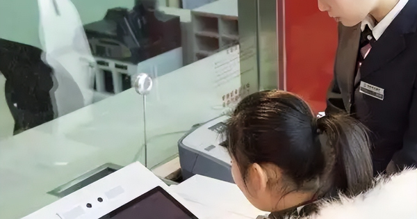 Người phụ nữ rút 3,3 tỷ đồng từ tài khoản của chính mình nhưng nhân viên ngân hàng lại báo công an: “Chị đã phạm pháp”