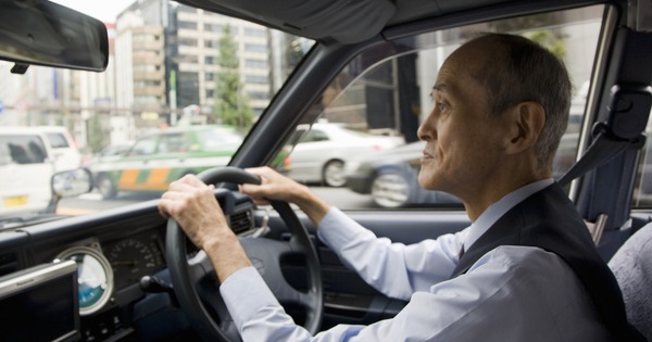 20 năm làm tài xế riêng cho ông chủ giàu có, lương 33 triệu đồng/tháng, khi xin nghỉ tôi được tặng 1 chiếc hộp thiếc han gỉ: Mở ra, thứ bên trong khiến tôi sững người