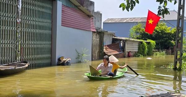 Hà Nội: Ngập sâu gần 1m, người dân nhiều xã ngoại thành phải dùng thuyền