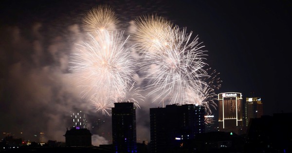 Pháo hoa thắp sáng trời đêm Hà Nội mừng Quốc khánh