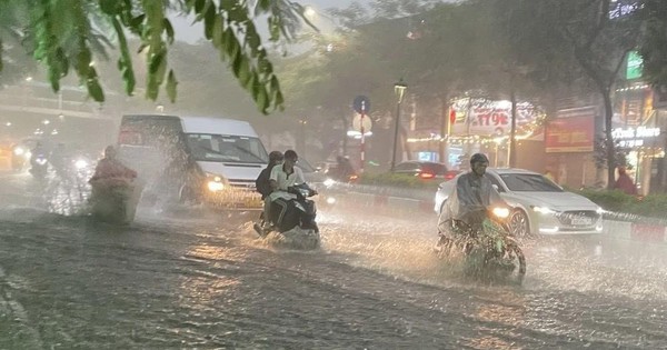 Cảnh báo khẩn: Hà Nội mưa dông nhiều nơi, có thể xảy ra mưa đá, lốc, sét ở nội thành