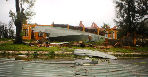 Bão BuaLoi tạo ra 3 ‘kỷ lục dị thường’ khiến người dân khiếp sợ: Nhà bê tông 2 tầng kiên cố cũng bị "vò nát"