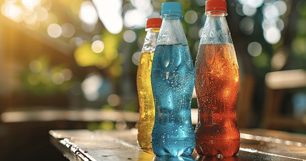 Vì sao đáy chai nhựa nước ngọt luôn lồi lõm? Bí mật thiết kế tuy nhỏ nhưng "cứu" cả ngành đồ uống tỷ đô