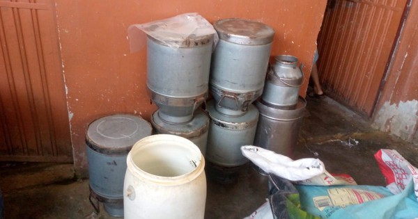 Nhận tin mật rồi đột kích một cơ sở, công an triệt phá đường dây sản xuất sữa giả từ hóa chất, tịch thu 6.000 lít và 300 kg bột pha trộn