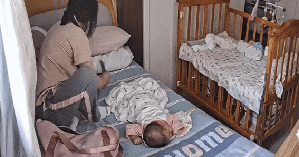 Ngày cuối cùng làm việc, cô bảo mẫu đặt phong bao lì xì dưới gối cho người mẹ mới sinh: "Bé hơi quấy nhưng em đừng lo lắng quá nhé!"