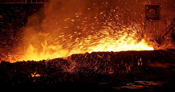 Lò cao số 2 của Khu liên hợp gang thép Hòa Phát Dung Quất 2 ra mẻ gang đầu tiên