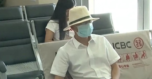 Mang 11 tỷ đồng tiền đền bù đất gửi tiết kiệm ở ngân hàng, 1 năm sau lãi hơn 369 triệu nhưng đến rút thì bị từ chối, nhân viên khẳng định: “Không có nghĩa vụ phải thông báo”