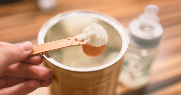 "Thực phẩm bổ sung" trên hộp sữa là gì? Điều mẹ nào cũng nên hiểu rõ trước khi quyết định cho con dùng sữa công thức