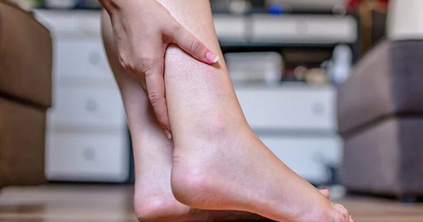 5 giây kiểm tra ở chân có thể cứu mạng: Dấu hiệu âm thầm của bệnh tim, suy gan, suy thận