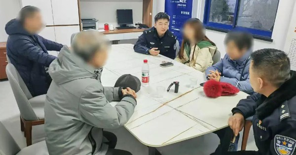 Vợ chồng U70 tuổi bán nhà gấp, định dùng 10 tỷ đồng mua vàng, ngân hàng đồng ý giao dịch rồi lại báo cảnh sát