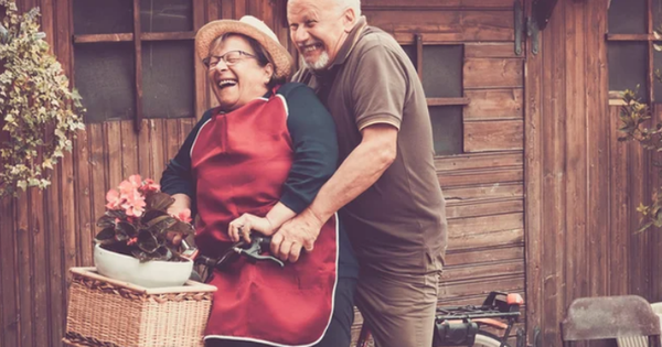 Nghiên cứu 23.000 tình nguyện viên phát hiện đời người có 2 thời điểm mà chúng ta hạnh phúc nhất: Bạn đang ở thời điểm nào?