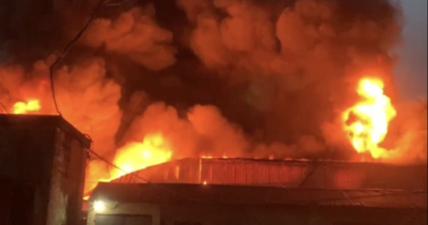 Cháy lớn tại khu xưởng sản xuất ô dù rộng hàng trăm m2