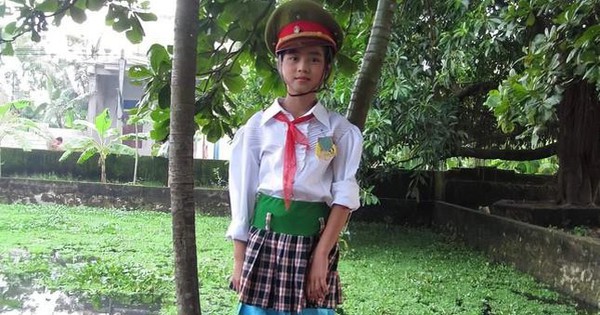 Bức ảnh bé gái đeo khăn quàng đỏ gây sốt: Giờ là Hoa hậu học giỏi, sở hữu đôi chân đẹp nhất showbiz Việt