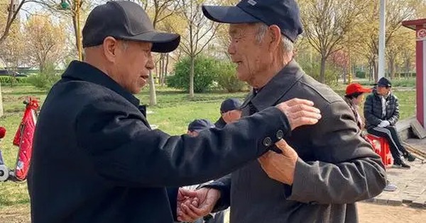 Sống trong biệt thự 200m2, lương hưu 30 triệu đồng, cựu giám đốc nghẹn ngào nhìn sang bạn ở nhà cũ 30m2 bán hoa quả: “Chỉ ước sướng bằng ông”