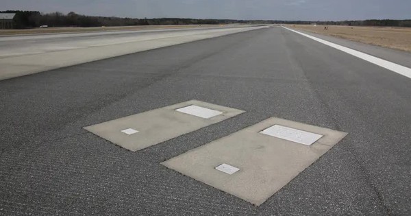 Bí ẩn về hai ngôi mộ nằm trơ trọi giữa đường băng sân bay quốc tế của Hoa Kỳ