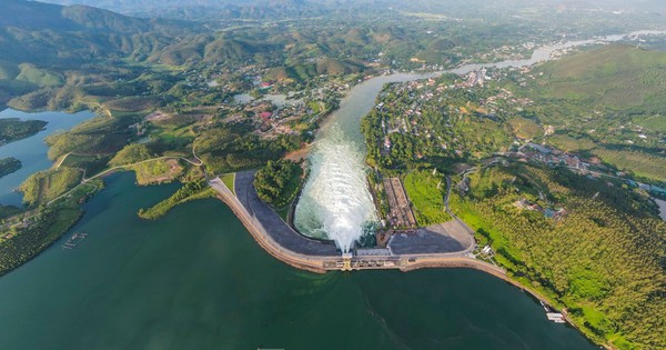 Thủy điện Thác Bà xả lũ