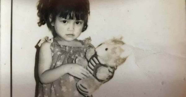 Không ai ngờ cô bé trong ảnh này giờ là người nổi đình nổi đám showbiz Việt: Đã vậy còn dạy con cực hay!