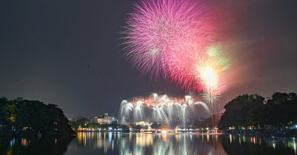 Khoảnh khắc đếm ngược và pháo hoa rực sáng chào năm mới 2026