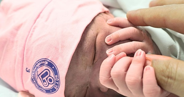 Khoảnh khắc xúc động đón em bé chào đời đúng giây phút giao thừa 2026