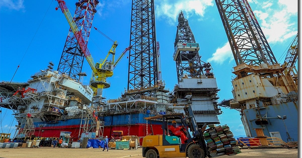 Kéo khối thép nặng 12.000 tấn ra biển nổi sừng sững, Việt Nam thành công làm chủ một công nghệ quan trọng