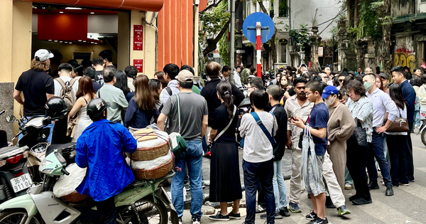 Đúng 1/1/2026, nhiều nơi tại trung tâm Hà Nội đông nghịt người xếp hàng, chuyện gì đây?