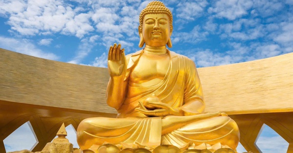Ấn tượng mạnh trước tượng Phật dát vàng 24K cao 7,2 m vừa an vị trên đỉnh núi Bà Đen