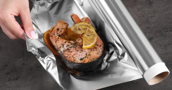 Dùng giấy bạc gói thức ăn thừa có hại thế nào?