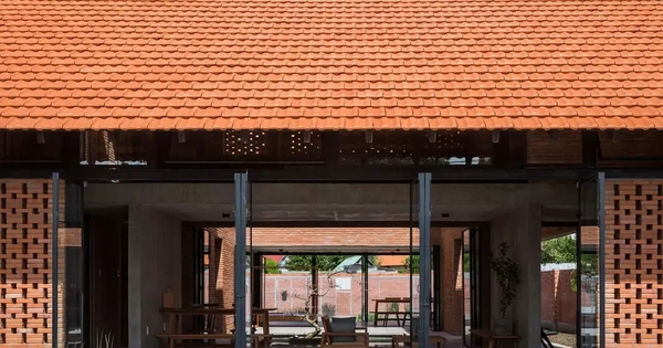 Nhà 'tự thở' bằng thiết kế sắp xếp gạch nung đỏ