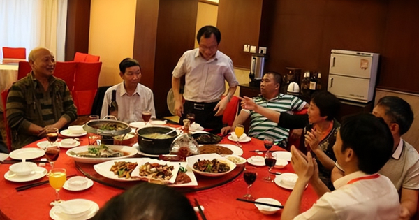 Lớp trưởng bị bạn học cũ ép thanh toán hoá đơn hơn 56 triệu đồng, một câu nói của “hoa khôi lớp” đã thay đổi tất cả