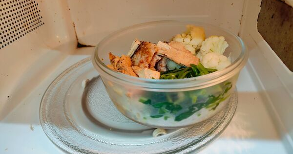 Không nên đặt thức ăn vào giữa lò vi sóng! Một dược sĩ tiết lộ nguyên tắc này, khiến cư dân mạng kinh ngạc: 20 năm sử dụng sai cách