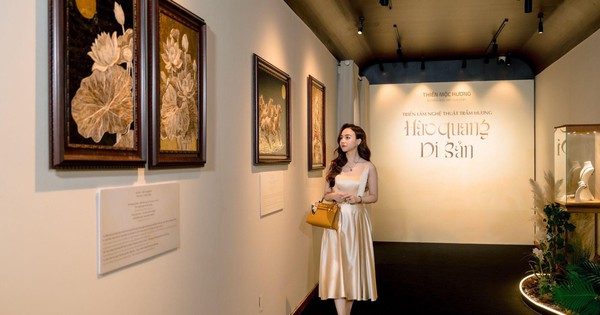 Thiên Mộc Hương lần đầu tiên ra mắt tranh trầm hương đắp nổi Mosaic