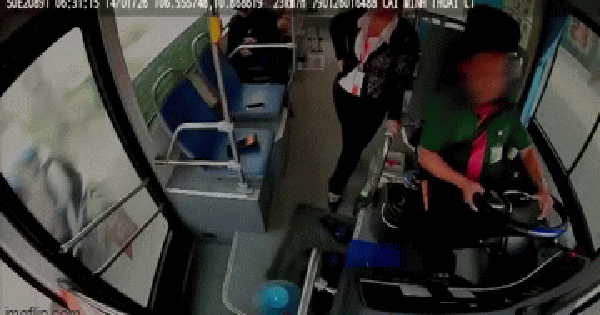 Tài xế xe buýt nghi đột quỵ trên vô lăng, phản ứng nhanh nhẹn của phụ xe cứu mạng toàn bộ hành khách: Khoảnh khắc cuối cùng gây xót xa