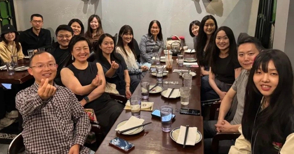 Đi họp lớp, tôi phát hiện người duy nhất vẫn đi xe buýt là lớp trưởng: Ngày hôm sau được hẹn gặp riêng, tôi chết sững!