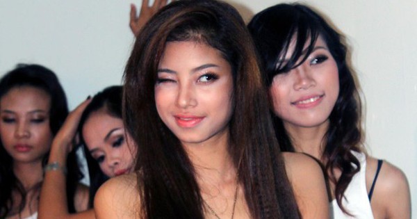 Nhan sắc 16 năm trước của Phạm Hương bị đào lại, spotlight vẫn phải nhường cho 1 người